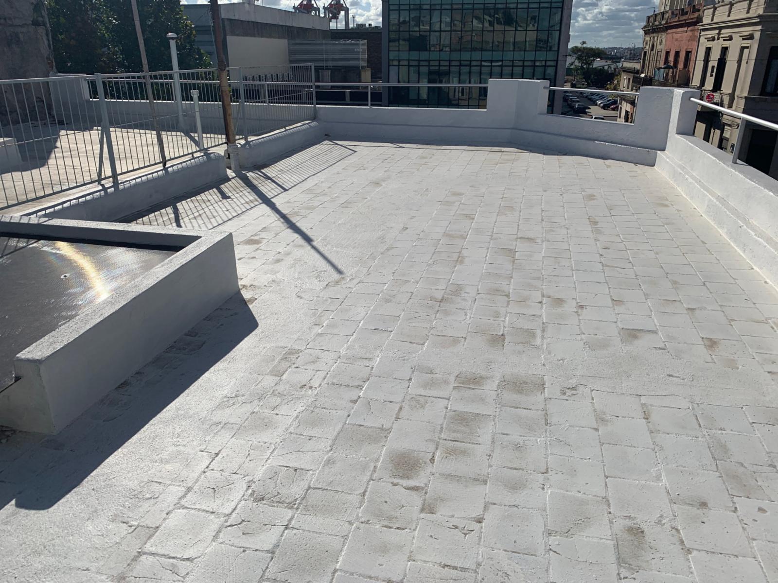 Alquiler Apartamento sIn gastos comunes de 3 Dormitorios muy Soleado en Ciudad Vieja - Montevideo - Uruguay - 1