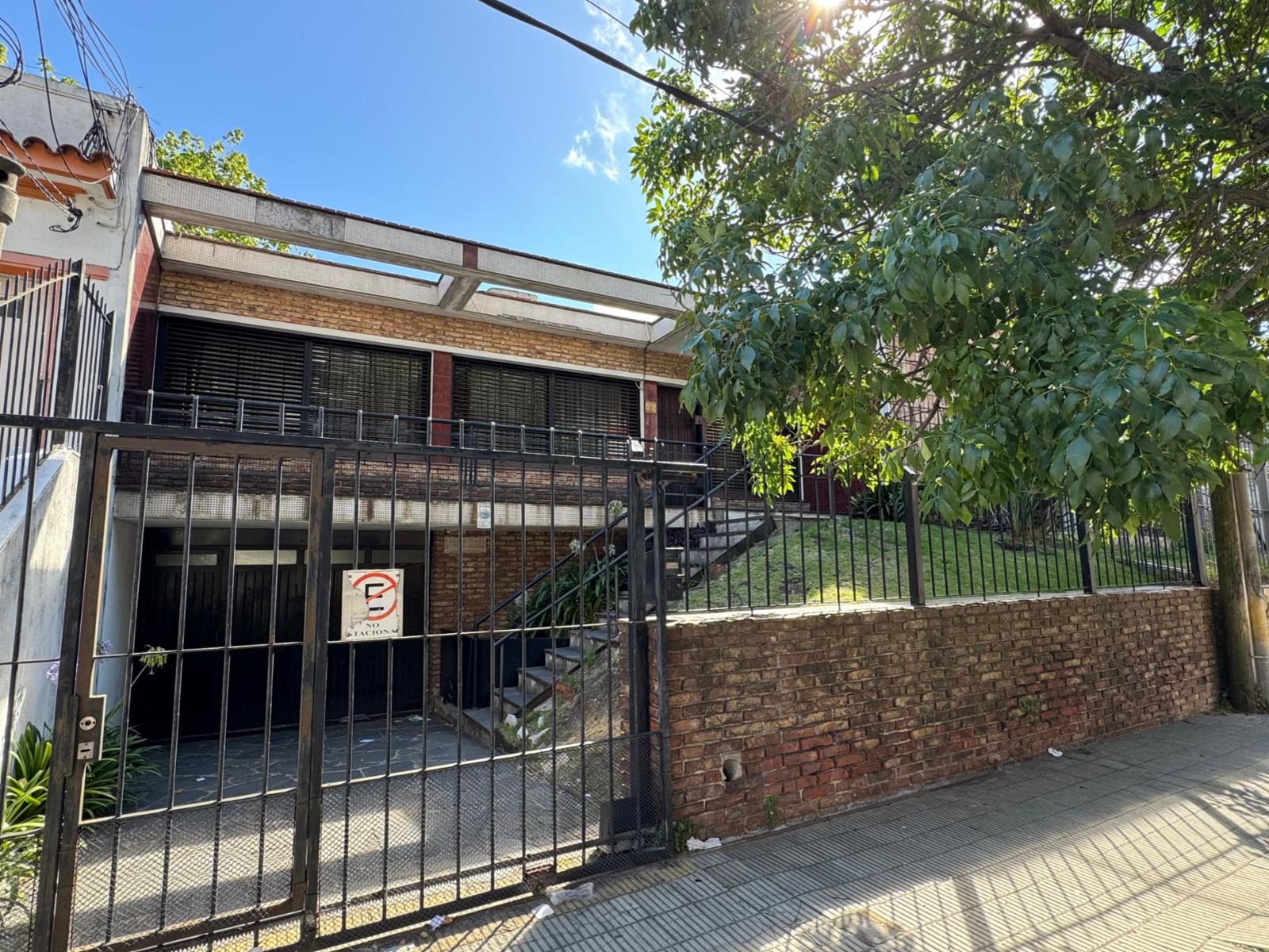 Venta de cómoda y funcional casa de 3 dormitorios en excelente ubicación - garaje 2 autos - fondo con parrillero y servicio - 1