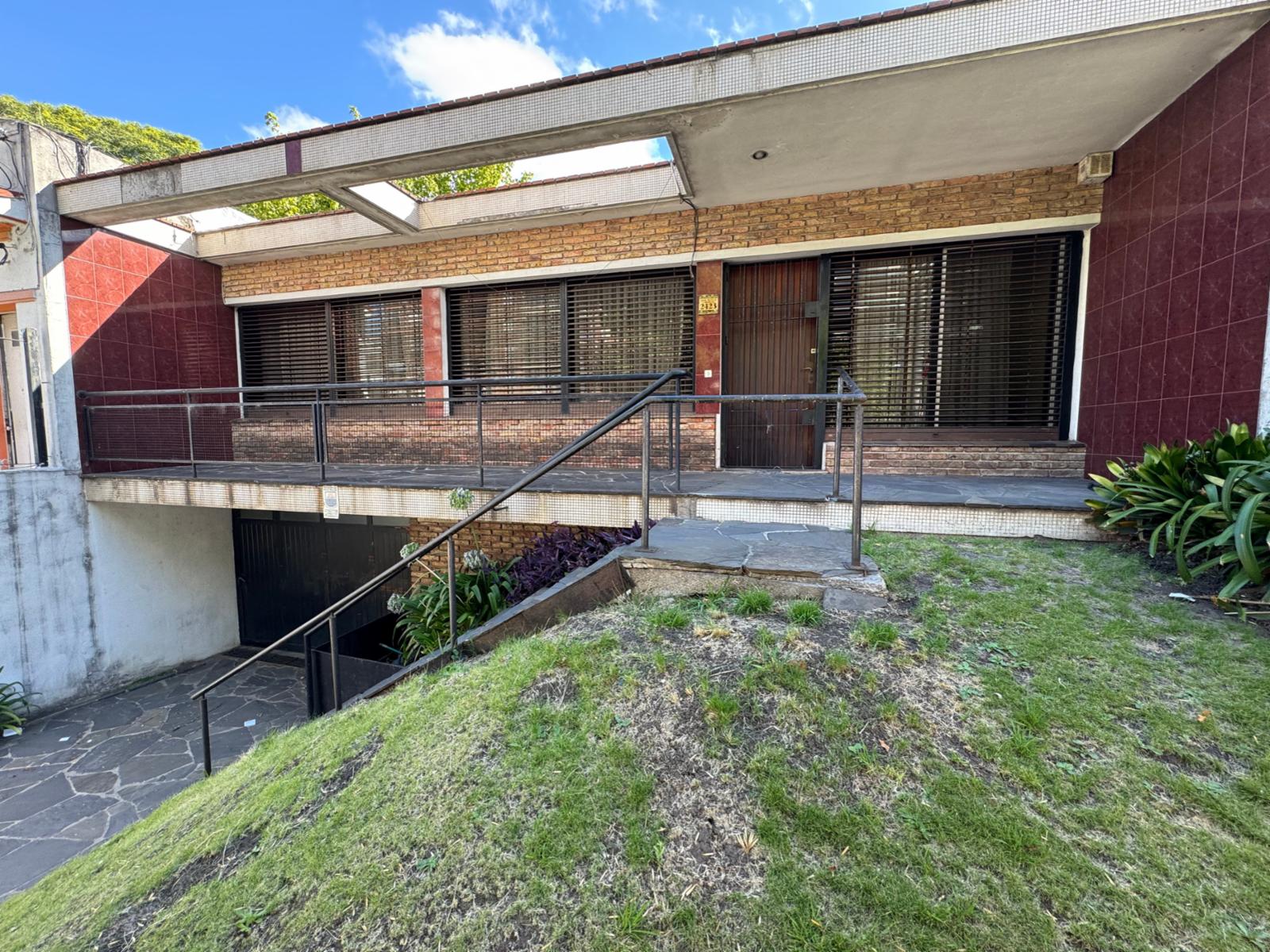 Venta de cómoda y funcional casa de 3 dormitorios en excelente ubicación - garaje 2 autos - fondo con parrillero y servicio - 3