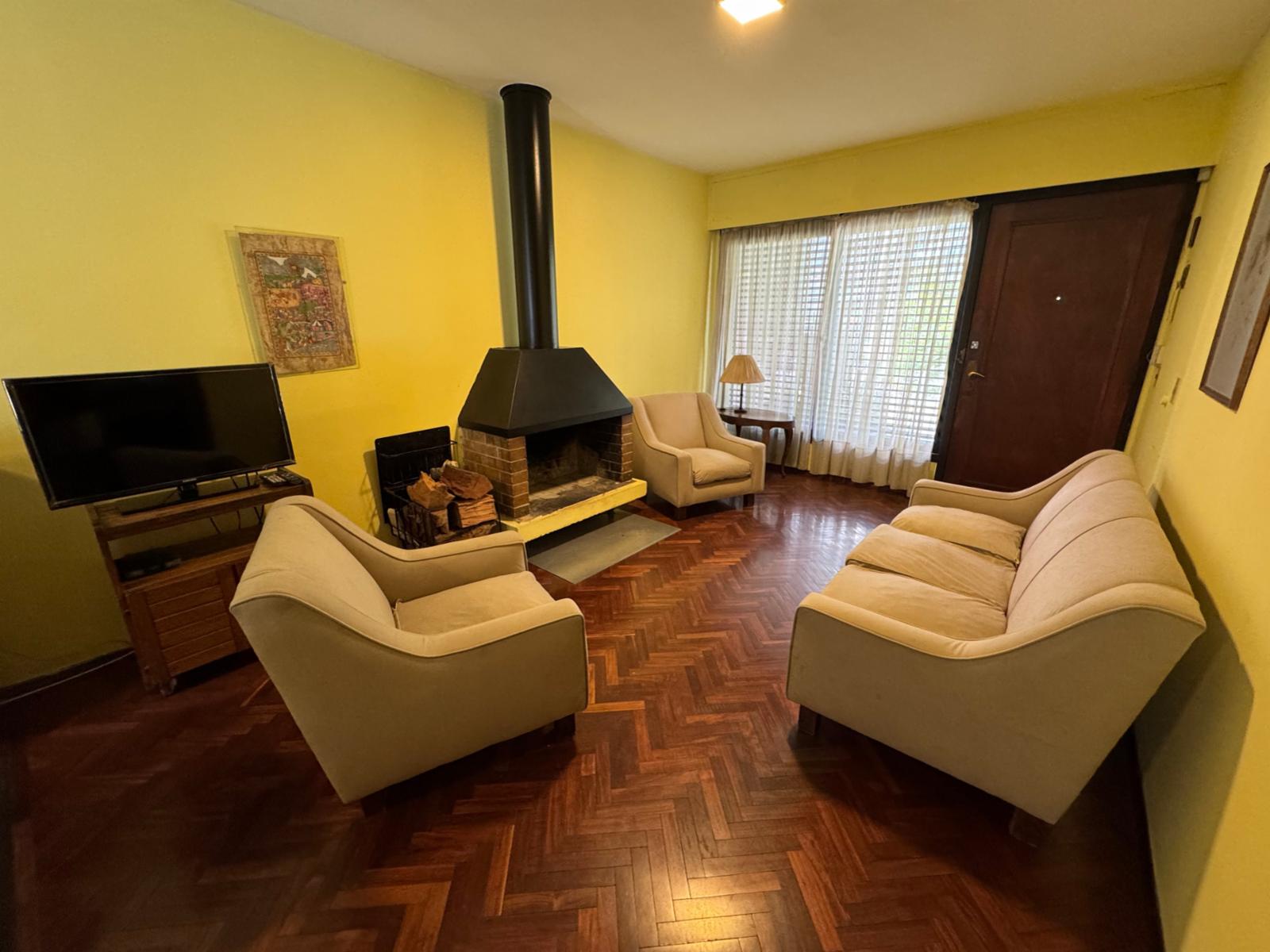 Venta de cómoda y funcional casa de 3 dormitorios en excelente ubicación - garaje 2 autos - fondo con parrillero y servicio - 5