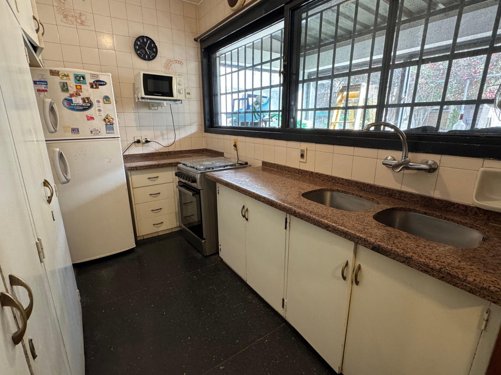 Venta de cómoda y funcional casa de 3 dormitorios en excelente ubicación - garaje 2 autos - fondo con parrillero y servicio - 10
