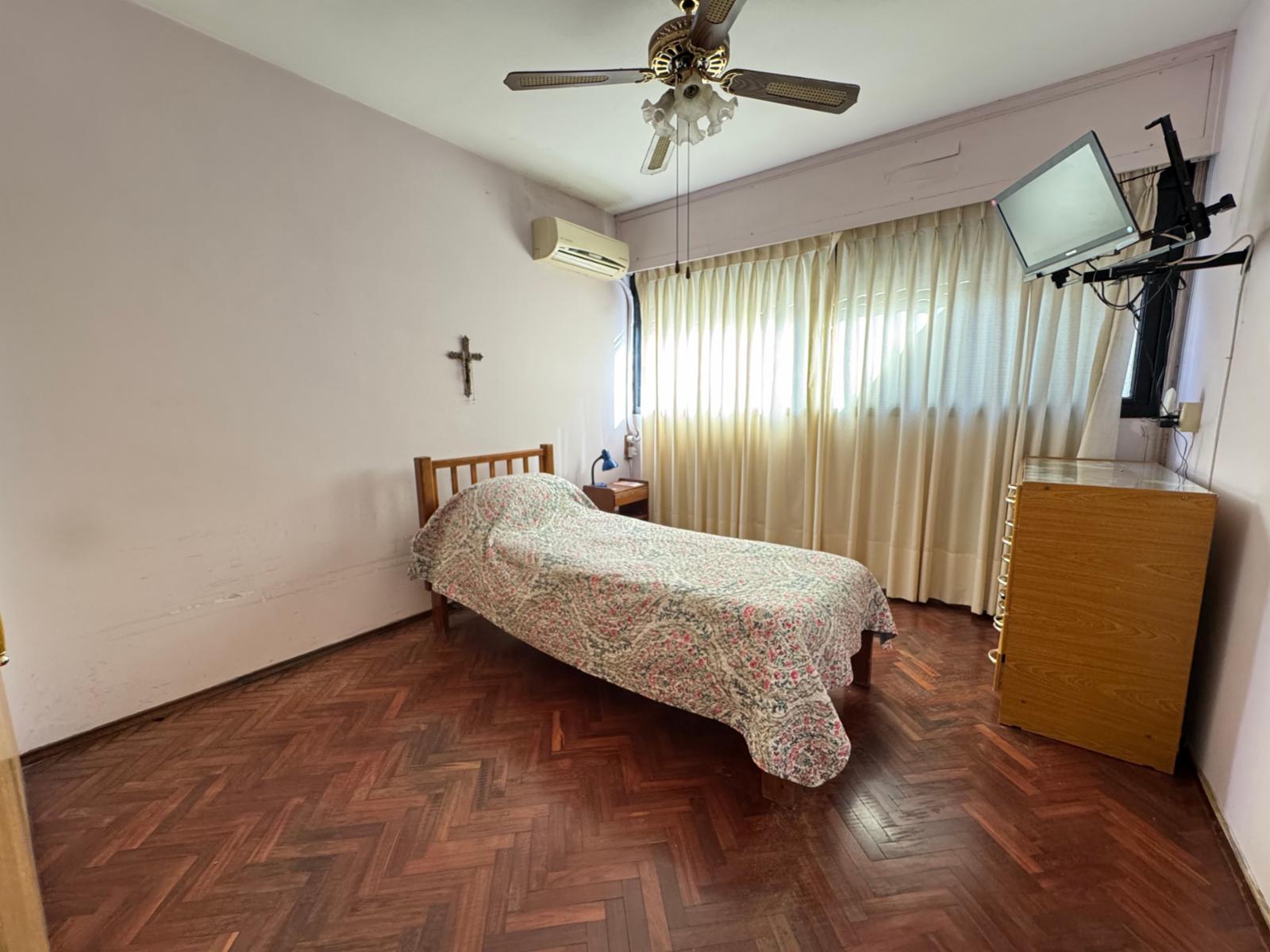 Venta de cómoda y funcional casa de 3 dormitorios en excelente ubicación - garaje 2 autos - fondo con parrillero y servicio - 14