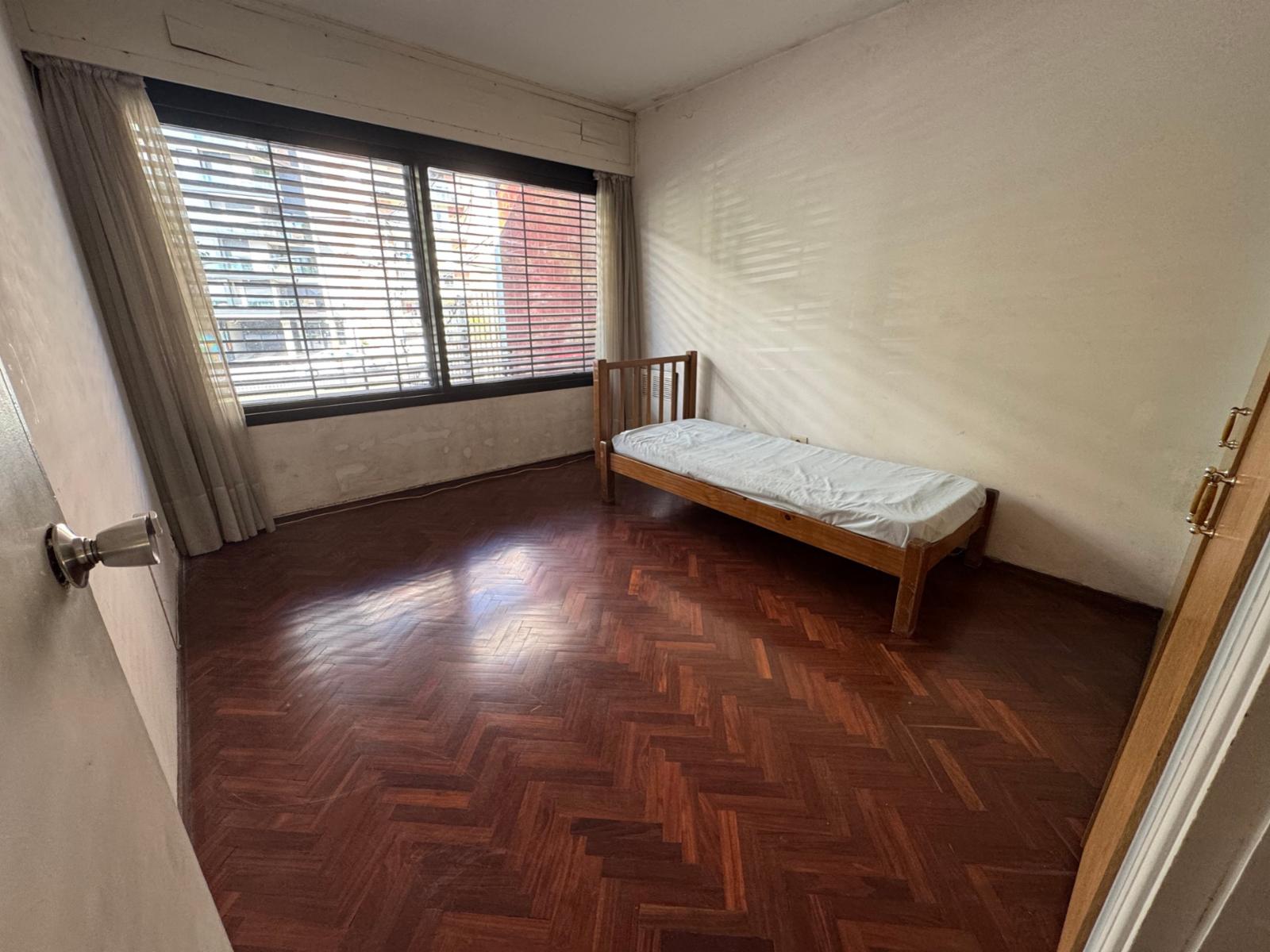Venta de cómoda y funcional casa de 3 dormitorios en excelente ubicación - garaje 2 autos - fondo con parrillero y servicio - 15