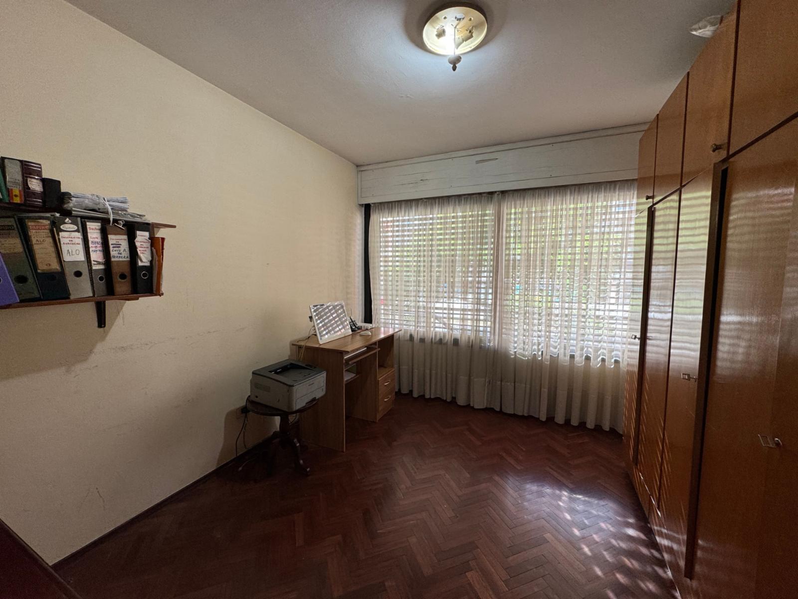 Venta de cómoda y funcional casa de 3 dormitorios en excelente ubicación - garaje 2 autos - fondo con parrillero y servicio - 17