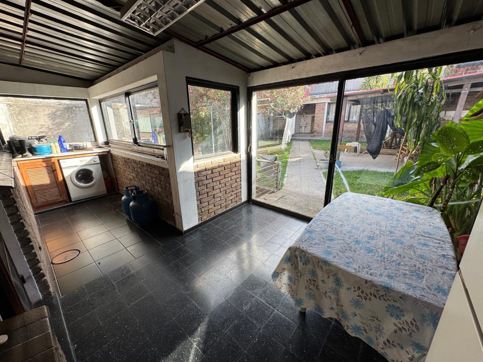 Venta de cómoda y funcional casa de 3 dormitorios en excelente ubicación - garaje 2 autos - fondo con parrillero y servicio - 18