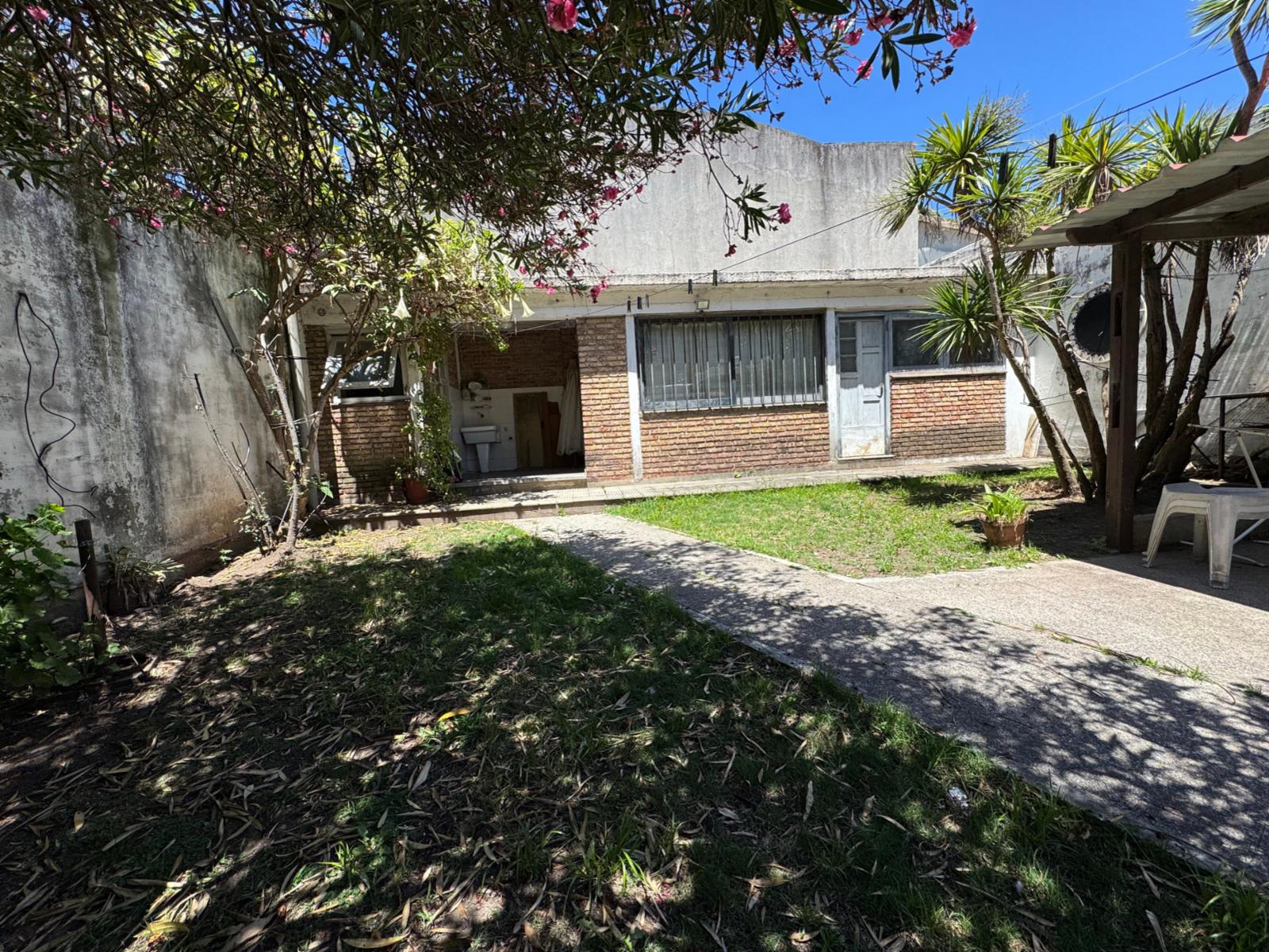 Venta de cómoda y funcional casa de 3 dormitorios en excelente ubicación - garaje 2 autos - fondo con parrillero y servicio - 19
