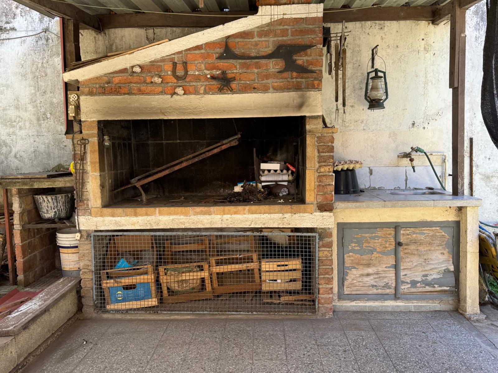 Venta de cómoda y funcional casa de 3 dormitorios en excelente ubicación - garaje 2 autos - fondo con parrillero y servicio - 20