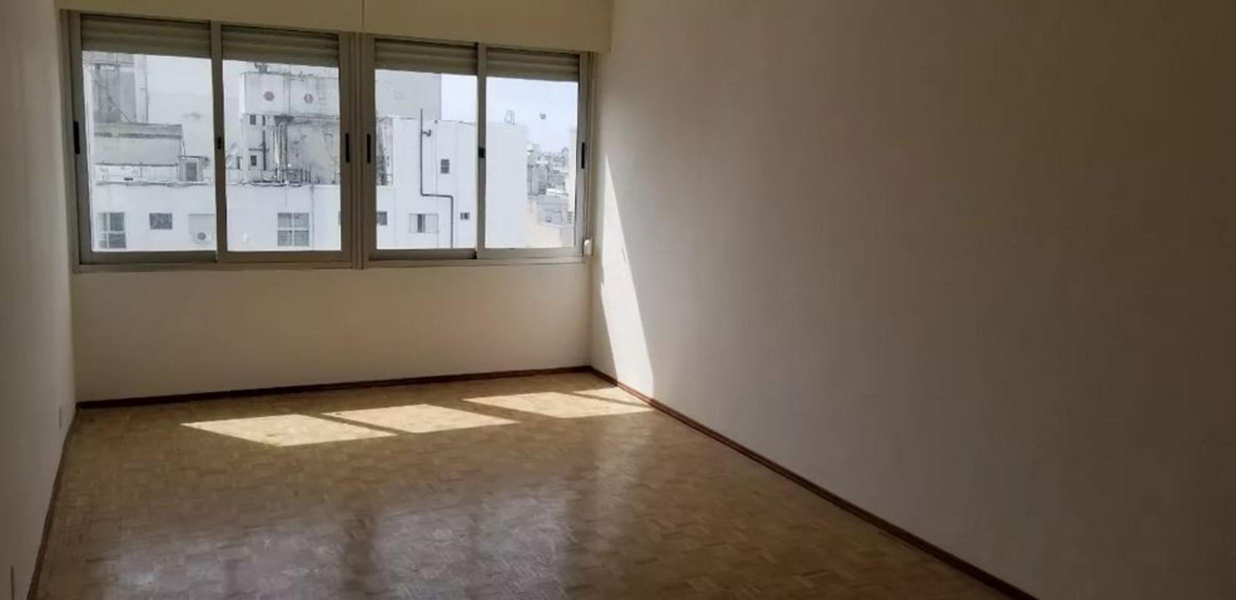 Hermosa propiedad en Venta centro de Montevideo 2 Dormitorios 2 baños opción de un tercer dormitorio - 1