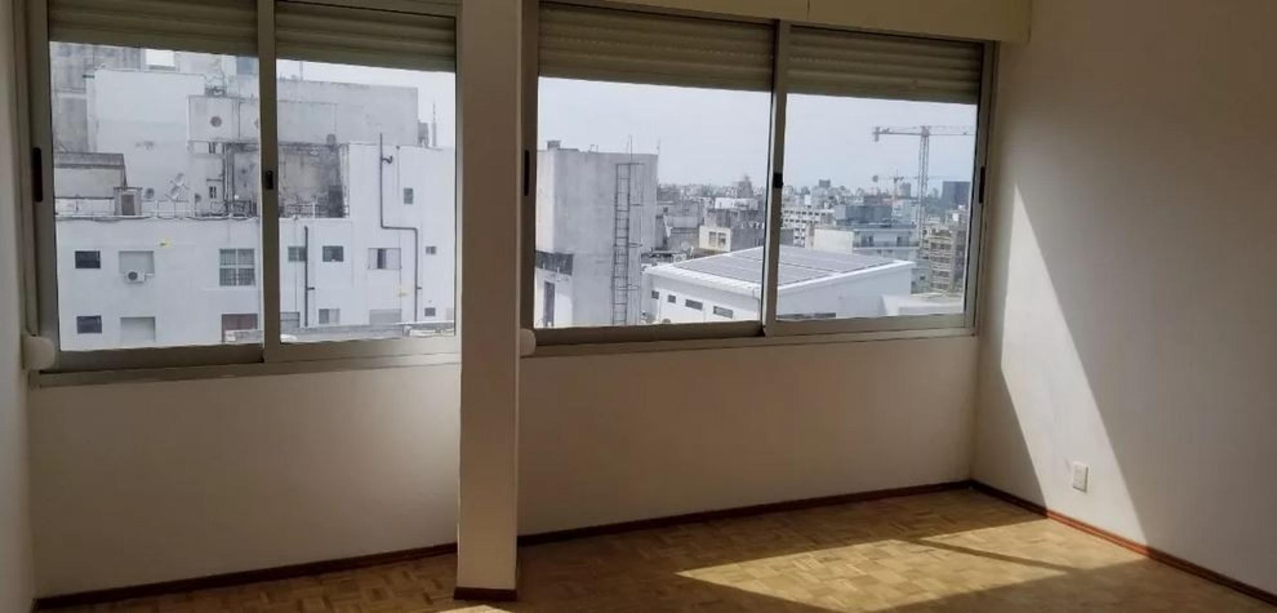 Hermosa propiedad en Venta centro de Montevideo 2 Dormitorios 2 baños opción de un tercer dormitorio - 3