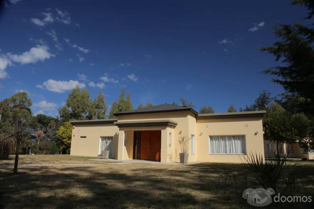 Hermosa casa en esquina - 1