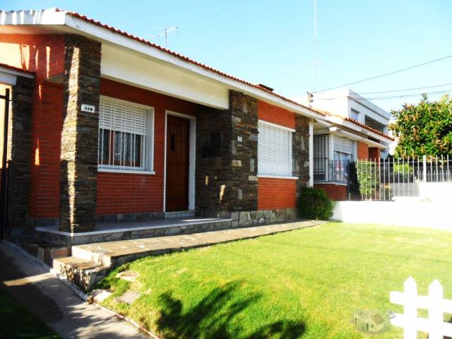 vendo tipo chalet de tejas con apto al fondo impecable - 1