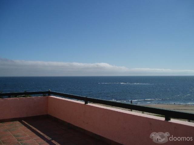 Vendo espectacular casa de estilo con vista al mar y amplio parque, con todas las comodidades.
