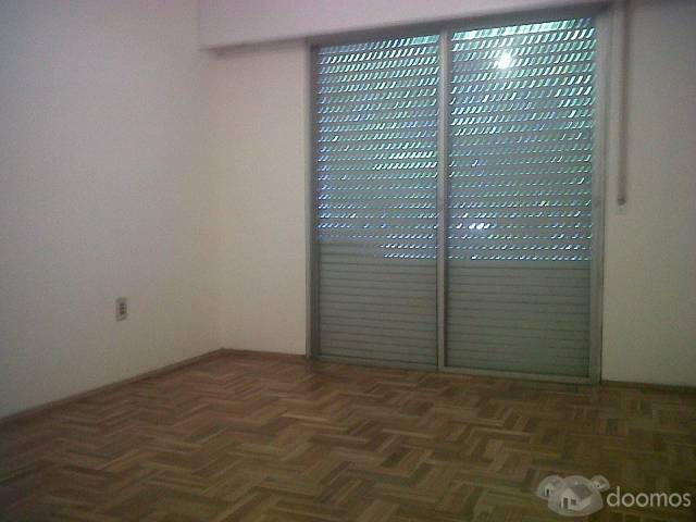 DUEÑO VENDE APARTAMENTO EN PUNTA CARRETAS MUY LUMINOSO IMPECABLE - 2