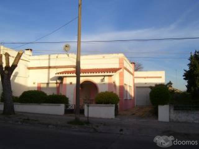 Hermosa casa en terreno de 400 m2 con jardin, garaje para 2 coches, terreno y parrillero - 1