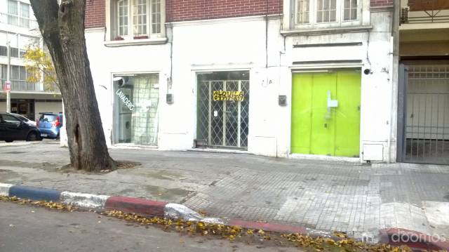 Alquilo local Comercial 16 mts cuadrados con baño. Pocitos. - 2