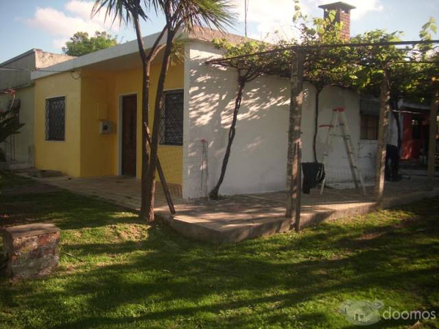 Casa con apartamento y amplio terreno en barrio El Rutero