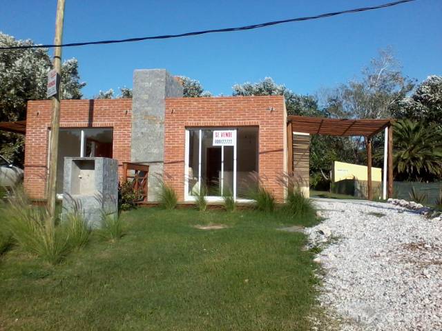 Casa de 4 dormitorios y 2 baños a 2 cuadres del mar a estrenar - 1