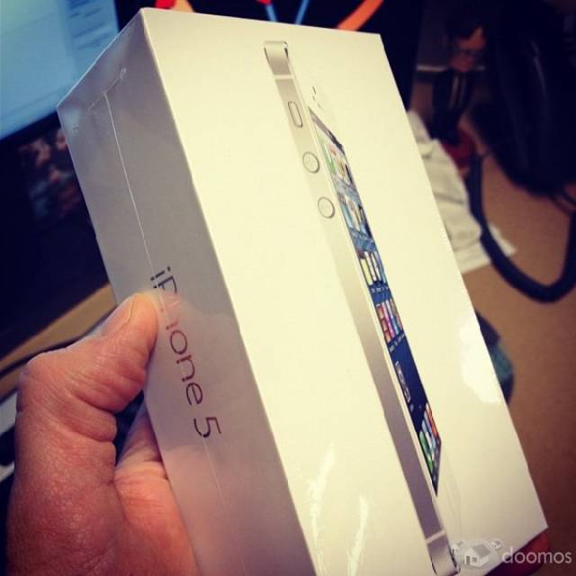 Nueva marca: Apple iPhone 5 64GB 64GB/Samsung Galaxy S3 / Blackberry Porsche Design P'9981 (BUY 2 GET 1 unidad libre) - 1