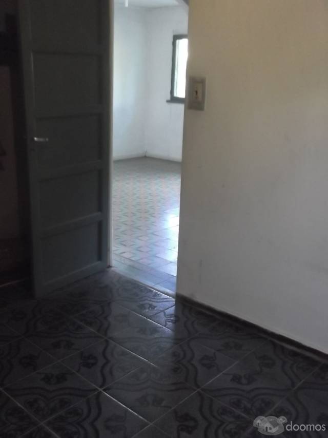 Casa con Galpón y Garage Grande -Oportunidad - 2