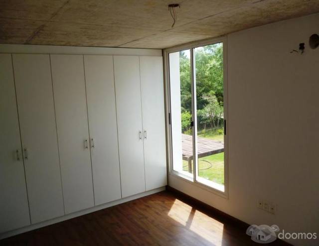 Casa a estrenar, en zona tranquila y arbolada - 1