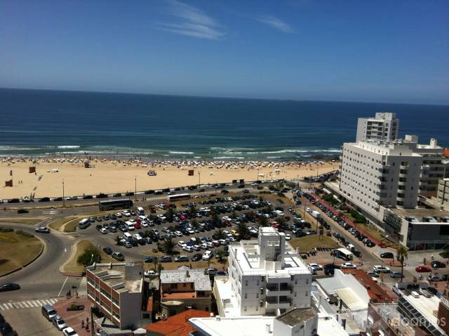 Apartamento en Punta del Este edificio El Torreón, piso alto - 1