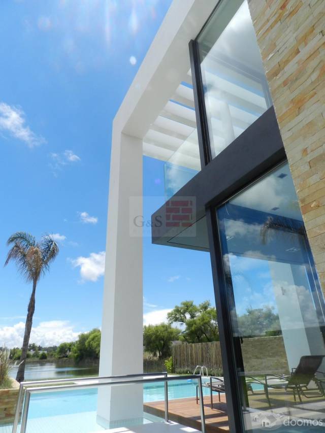 VENTA DE MAGNIFICA CASA CON COSTA A LAGO - 3