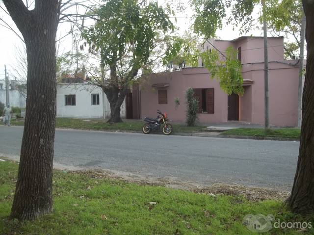 Vendo Permuto gran Casa A Una Cuadra Del Shopping consulte - 1