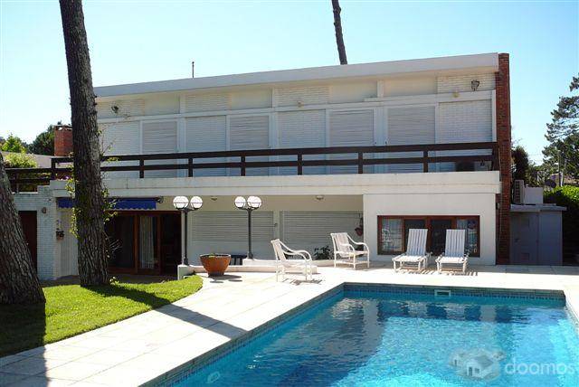 Luminoso y Amolio Chalet en Punta del Este a solo 80 mte del Mar, Zona Tranquila y cerca de todo! - 1
