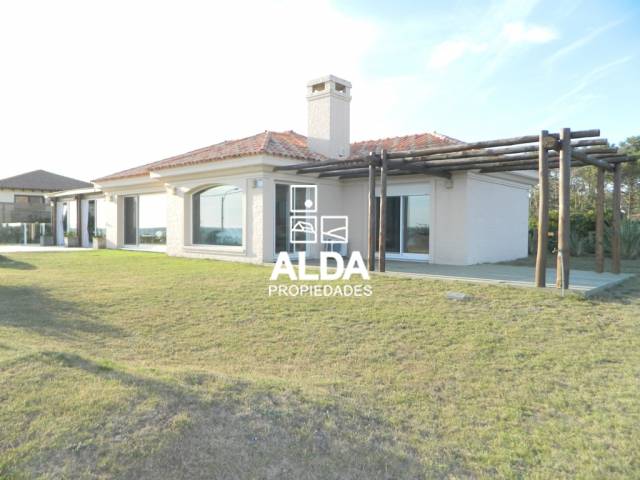ESTUPENDA PROPIEDAD A LA VENTA FRENTE AL MAR CON PISCINA Y GRANDES VENTANALES PARA DISFRUTAR DE LA VISTA - 1