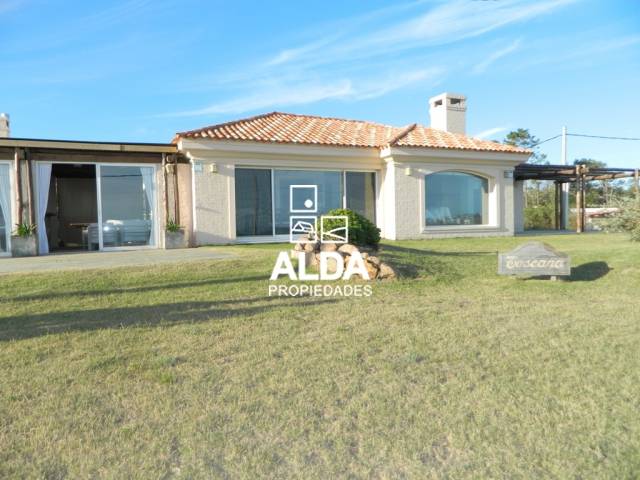 ESTUPENDA PROPIEDAD A LA VENTA FRENTE AL MAR CON PISCINA Y GRANDES VENTANALES PARA DISFRUTAR DE LA VISTA - 2
