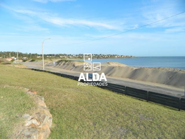ESTUPENDA PROPIEDAD A LA VENTA FRENTE AL MAR CON PISCINA Y GRANDES VENTANALES PARA DISFRUTAR DE LA VISTA - 3