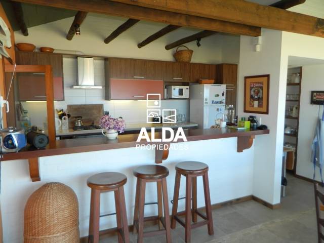 ESTUPENDA PROPIEDAD A LA VENTA FRENTE AL MAR CON PISCINA Y GRANDES VENTANALES PARA DISFRUTAR DE LA VISTA - 5