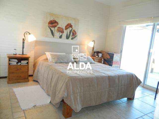 ESTUPENDA PROPIEDAD A LA VENTA FRENTE AL MAR CON PISCINA Y GRANDES VENTANALES PARA DISFRUTAR DE LA VISTA - 6