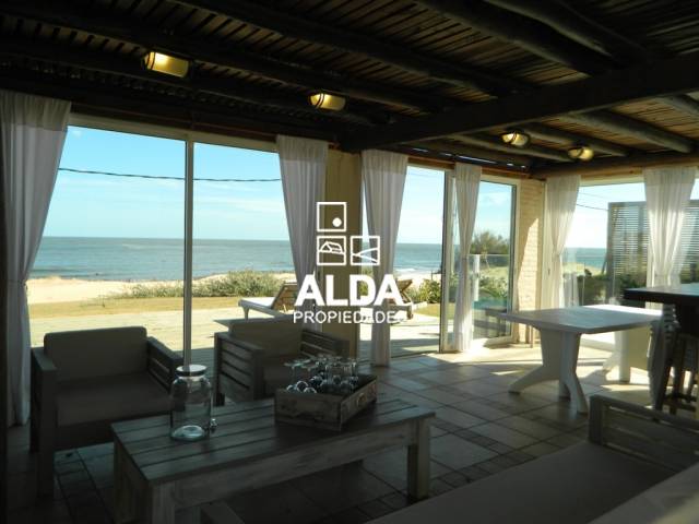 ESTUPENDA PROPIEDAD A LA VENTA FRENTE AL MAR CON PISCINA Y GRANDES VENTANALES PARA DISFRUTAR DE LA VISTA - 7
