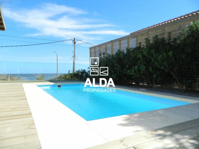 ESTUPENDA PROPIEDAD A LA VENTA FRENTE AL MAR CON PISCINA Y GRANDES VENTANALES PARA DISFRUTAR DE LA VISTA - 8