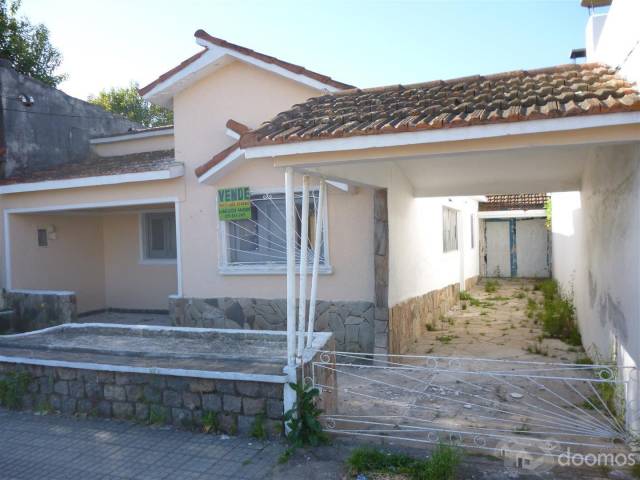 Casa a la venta en Ugolini casi Av. Gral Flores - 1