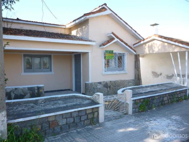 Casa a la venta en Ugolini casi Av. Gral Flores - 8
