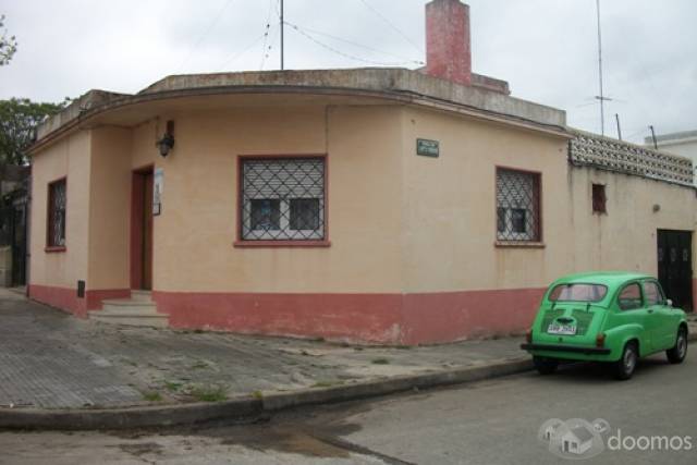 venta de casa con consultorio oficina 2 baños cocina estar comedor garage ptio interno chico con parrillero y escalera a azotea - 1