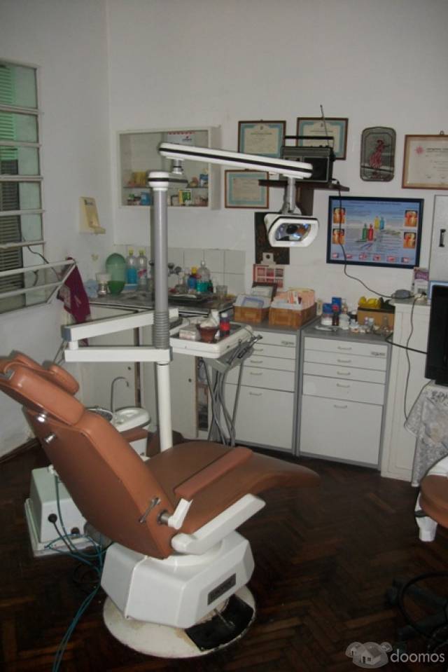 venta de casa con consultorio oficina 2 baños cocina estar comedor garage ptio interno chico con parrillero y escalera a azotea - 2
