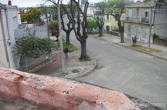 venta de casa con consultorio oficina 2 baños cocina estar comedor garage ptio interno chico con parrillero y escalera a azotea - 3
