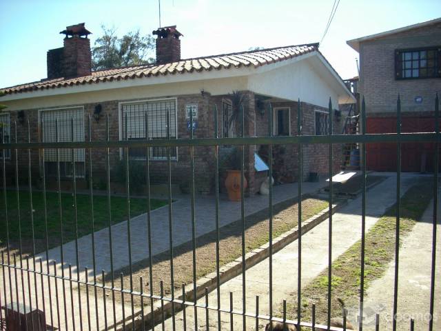 2 CASAS EN UN PADRON - EXCELENTE UBICACION - PARA INVERSION - CLINICA - NEGOCIO O FAMILIA GRANDE?? - 1