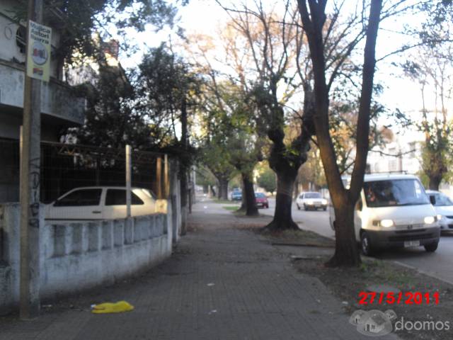 Casa de altos con 2 balcones, 2 dorm, cocina, baño, living comedor y acceso azotea con parillero - 3