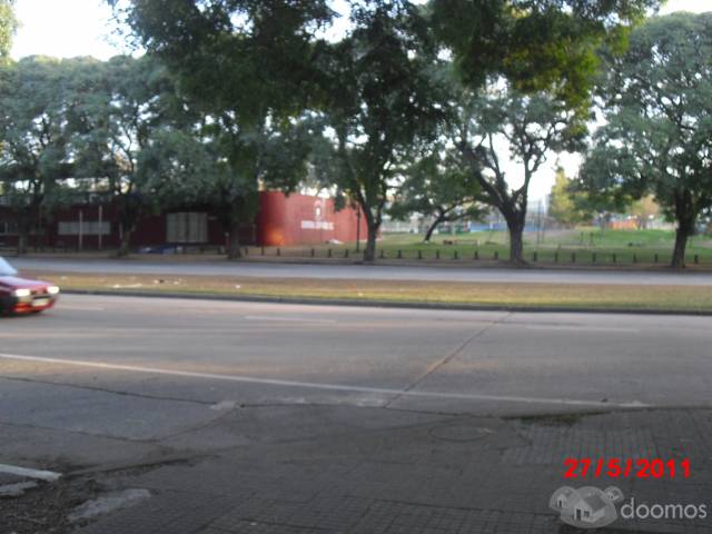 Casa de altos con 2 balcones, 2 dorm, cocina, baño, living comedor y acceso azotea con parillero - 4