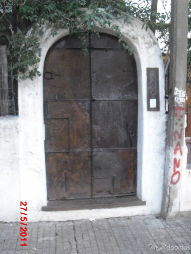 Casa de altos con 2 balcones, 2 dorm, cocina, baño, living comedor y acceso azotea con parillero - 5