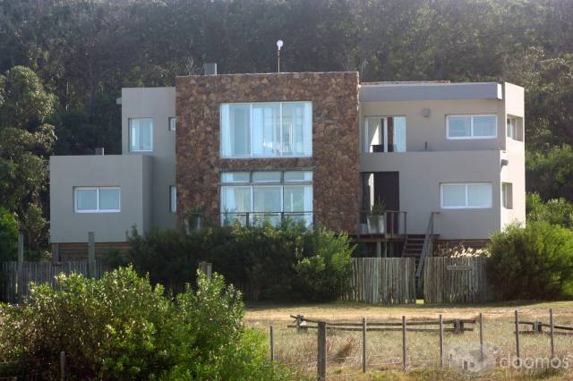 Punta del este sobre el mar - 1