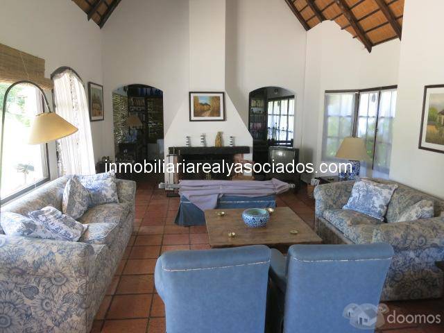 OPORTUNIDAD. Muy linda y cómoda casa, 6 dormitorios, piscina y gran jardín! - 1