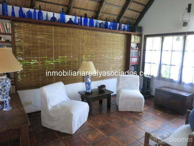OPORTUNIDAD. Muy linda y cómoda casa, 6 dormitorios, piscina y gran jardín! - 2