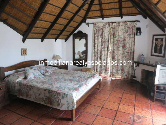 OPORTUNIDAD. Muy linda y cómoda casa, 6 dormitorios, piscina y gran jardín! - 4