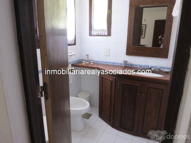 OPORTUNIDAD. Muy linda y cómoda casa, 6 dormitorios, piscina y gran jardín! - 12