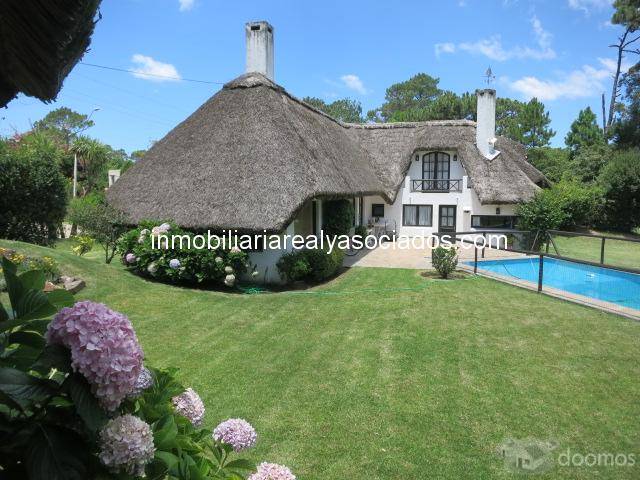 OPORTUNIDAD. Muy linda y cómoda casa, 6 dormitorios, piscina y gran jardín! - 15